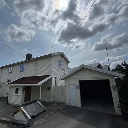 Big Semi-detached House With A Sunny Garden Semesterbostad Kristiansand