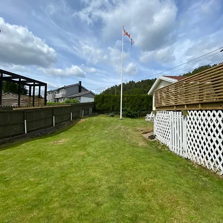 Big Semi-detached House With A Sunny Garden Feriehus
